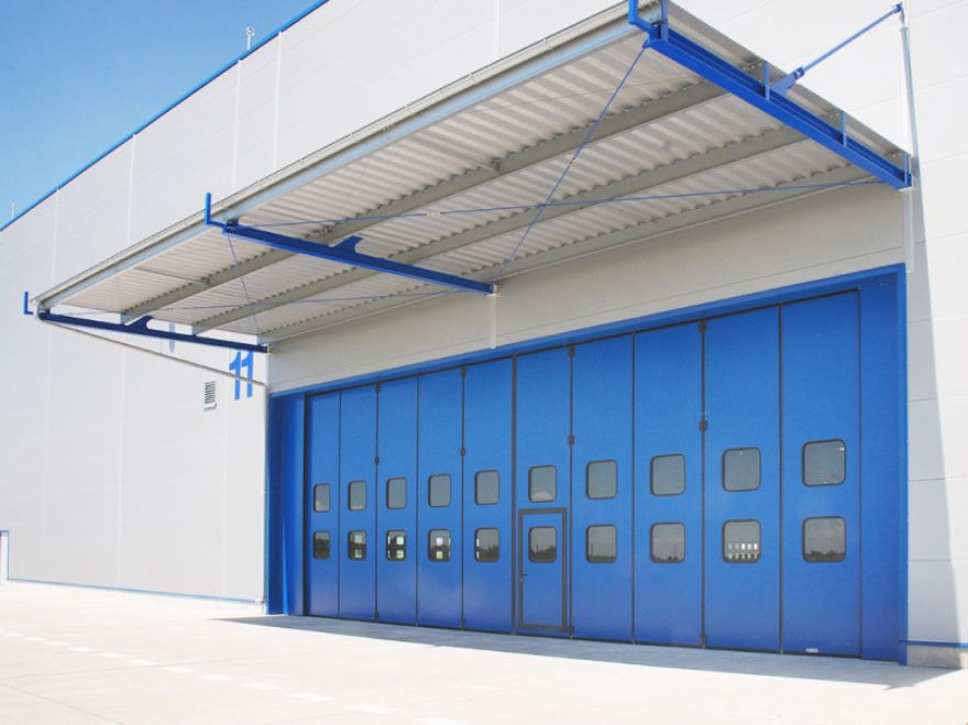 Capannone industriale con portone sezionale blu