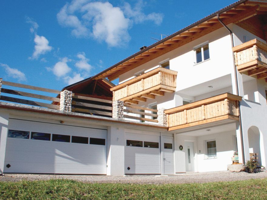 Casa con portoni sezionali per garage sull'Altopiano di Asiago