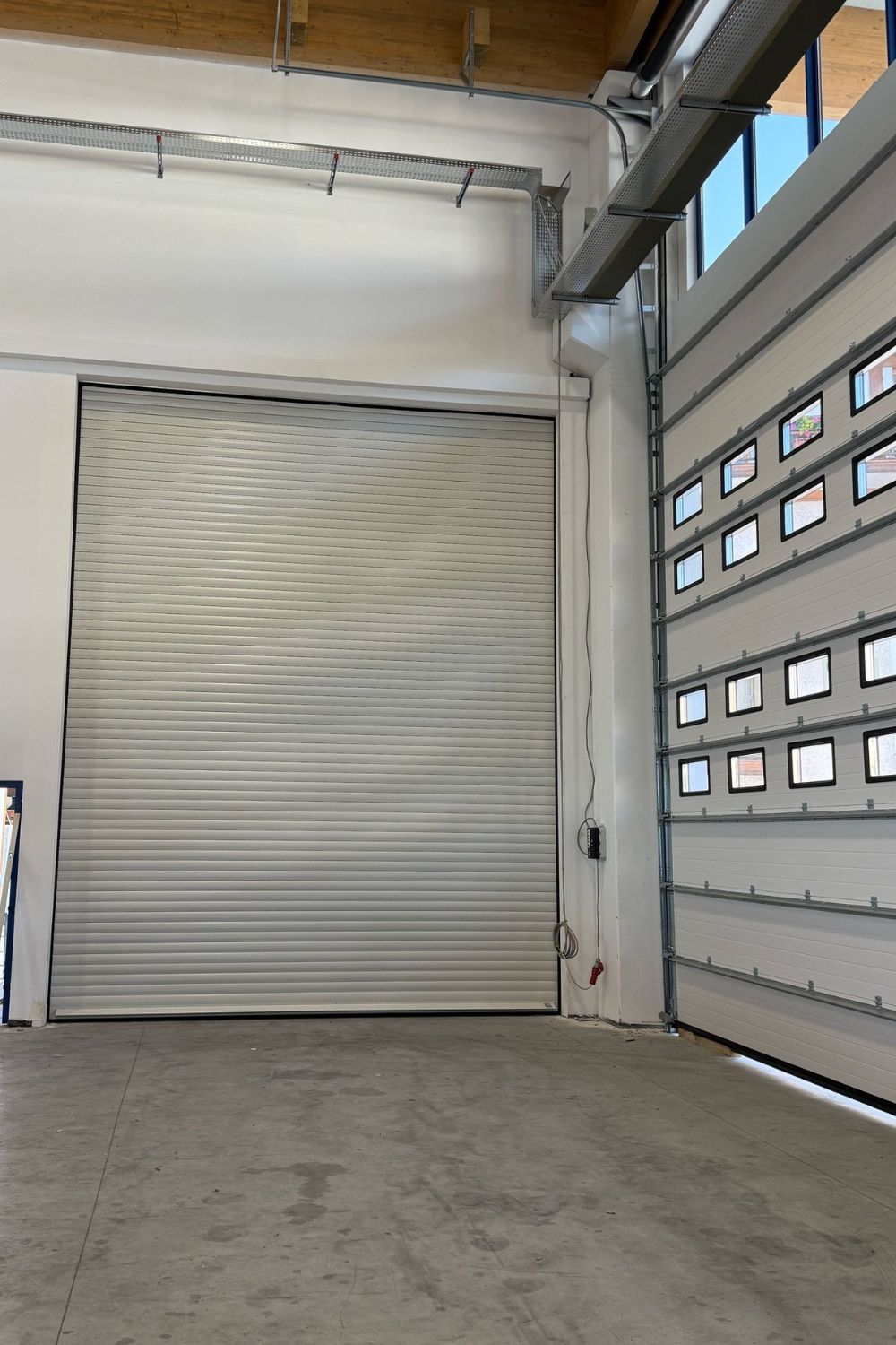 Serranda industriale vista dall'interno del capannone